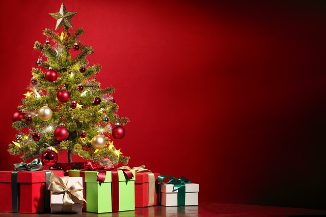 vánoční stromek s dárky