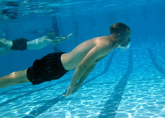 muži pod vodou