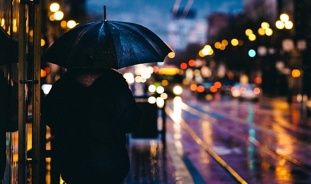 osoba držící černý deštník