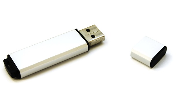 bílý flash disk